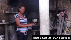 Parmina Tarazona a oublié quand était la dernière fois qu'elle a cuisiné au gaz.  Photo Nicole Kolser, VOA.
