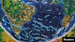 Des bouchons de bouteilles sont utilisés pour une éco-murale colorée créée par l'artiste vénézuélien Oscar Olivares pour sensibiliser au recyclage, à Caracas, Venezuela, le 19 août 2022. REUTERS/Gaby Oraa