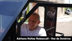 Le pilote Augusto Pradelli montre son modèle de voiture "Catatumbo"