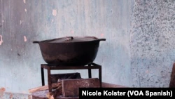 La pénurie de gaz domestique s'est améliorée dans les grandes villes du Venezuela, mais dans les petites villes comme Montalbán, la population doit recourir au bois pour cuisiner.  Photo Nicole Kolster, VOA.