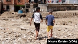 Des enfants jouent parmi les décombres de la ville de Las Tejerías.