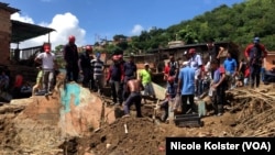 Les voisins participent aux efforts de sauvetage.