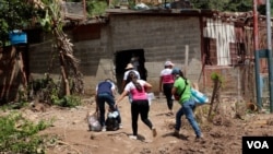 "Nous venons de l'état de Guárico": des volontaires parcourent la zone chargés d'effets personnels pour les victimes.