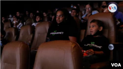 L'espace a des adaptations sonores et lumineuses pour éviter les charges au niveau sensoriel.  La température est régulée et il y a des pictogrammes.