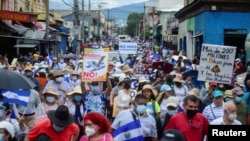 Des personnes participent à une manifestation contre le président salvadorien Nayib Bukele à San Salvador, El Salvador, le 15 septembre 2022.