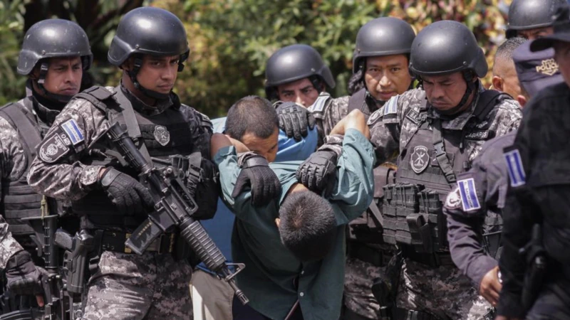 Des soldats capturent des membres de gangs après un meurtre