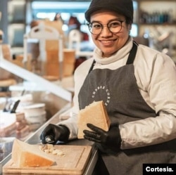 La Vénézuélienne Genessi Pinto dans son travail de "fromager".