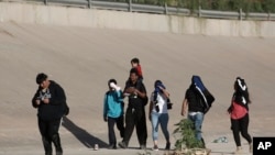 Un groupe de migrants vénézuéliens se dirige vers la frontière américaine pour se rendre à la patrouille frontalière à Ciudad Juarez, au Mexique, le jeudi 13 octobre 2022.