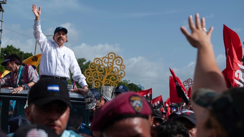 Ortega félicite la "victoire" de Lula, les opposants divisés sur sa position