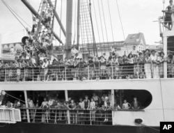 5 000 enfants espagnols rendus orphelins par la guerre civile arrivent à La Havane, à Cuba, en route pour Veracruz, au Mexique.