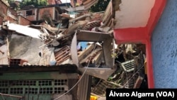 Une douzaine de maisons du secteur 23 de Enero se sont effondrées cette semaine en raison de glissements de terrain provoqués par de fortes pluies à Caracas, au Venezuela.  ALVARO ALGARRA/VOA