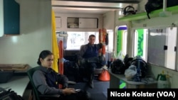 Les ambulanciers paramédicaux bénévoles Ángela Costa et Ángel Colina dans la maison mobile, sans pneus, qui sert de quartier général aux Ángenes de las Vías à Caracas, au Venezuela.