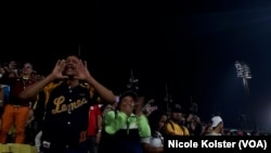 Un fan des Leones de Caracas applaudit son équipe de baseball.