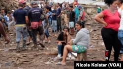Les habitants de Las Tejerías, au Venezuela, regardent les destructions causées par les fortes pluies du dimanche 9 octobre 2022.