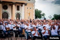 La bande de cornemuseurs, à laquelle participaient enfants et adolescents, hommes et femmes, était dirigée ce mardi 8 novembre 2022 par le maître cornemuseur Humberto Bracho. [Foto: Alcaldía de Maracaibo]