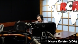 Nehomar Hernánder lors de son émission de radio Y Así Nos Va.  D'autres fois, il l'enregistre depuis son domicile.