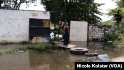 Pour entrer dans la maison de Ramón Pantoja, vous devez sauter par-dessus des pneus et des planches.