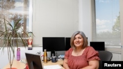 Maria Antonietta Diaz, consultante en affaires du sud de la Floride et avocate vénézuélienne américaine, pose une photo à son bureau de Miramar, Floride, États-Unis, le 28 octobre 2022. REUTERS/Marco Bello