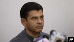 DOSSIER - Monseigneur Rolando Álvarez, évêque de Matagalpa, assiste à une conférence de presse sur l'accord de l'Église catholique d'agir en tant que "médiateur et témoin" lors d'un dialogue national entre des membres de la société civile et le gouvernement, à Managua, au Nicaragua, le 3 mai 2018. (AP Photo/Moisés Castillo, File)
