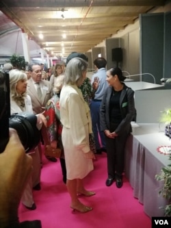 Carolina de Monaco évalue le travail de Carolina Raguseo.