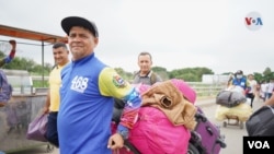 Les citoyens traversent généralement avec leurs effets personnels ou avec des marchandises qui passent d'un pays à l'autre. [Foto: Hugo Echeverry, VOA]