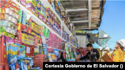 Supervision des ventes de poudre à canon au Salvador.  Photo publiée avec l'aimable autorisation du gouvernement d'El Salvador.
