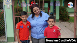Karen Ubau est une enseignante du Costa Rica.  Elle s'occupe des enfants nicaraguayens exilés dans ce pays.