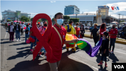 Les gens défilent lors de la Journée mondiale du VIH en décembre 2021. Fichier VOA