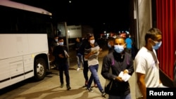 Des migrants, principalement du Nicaragua, descendent d'un bus de la patrouille frontalière américaine, après avoir été libérés à une gare routière d'El Paso, Texas, États-Unis, le 12 décembre 2022. REUTERS/José Luis González