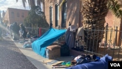 Devant l'église du Sacré-Cœur à El Paso, au Texas, des migrants se pressent pour tenter de pénétrer à l'intérieur et se réfugier du temps glacial du 22 décembre 2022.