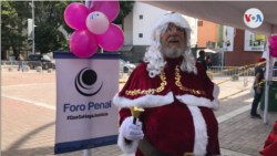 Un homme déguisé en Saint Nicolas cherche à apporter de la joie aux enfants des prisonniers politiques lors de l'activité du Foro Penal.