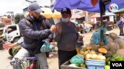 Daniel Córdoba fait chaque jour le même trajet depuis son entreprise jusqu'à la Plaza de Abastos à Bogotá, pour acheter des fournitures agricoles pour son entreprise dans les charrettes qui se trouvent autour du marché, où il obtient de meilleurs prix. [Foto: Federico Buelvas]
