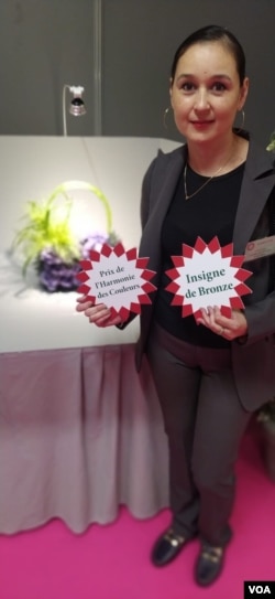 Carolina Raguseo pose à côté de sa création après s'être proclamée troisième gagnante du concours.