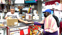 un boulanger de Caracas nourrit gratuitement chaque jour des dizaines de personnes dans le besoin