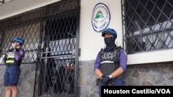 La police costaricaine s'est présentée au siège diplomatique après l'arrivée des manifestants, le 23 janvier 2023. [Foto Houston Castillo, VOA]
