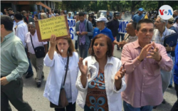 Dinorah Figuera, (au centre), est une dirigeante peu connue au Venezuela, bien qu'elle soit en politique depuis des années.