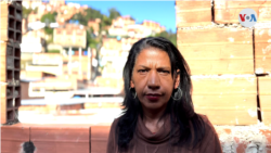 Aracelis Sánchez recherche dans les quartiers populaires du Venezuela des mères d'éventuelles victimes d'exécutions extrajudiciaires, afin de leur prodiguer des conseils.