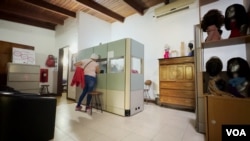 Un patient cancéreux rend visite à l'ONG Senosalud. [Foto: Nicole Kolster, VOA]