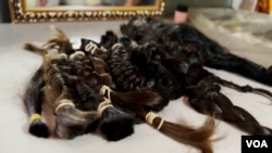 Tresses de cheveux donnés pour fabriquer des perruques pour les patients atteints de cancer. [Foto: Nicole Kolster, VOA].