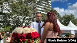 L'un des 25 couples qui ont prononcé le "Oui je le veux" lors du mariage collectif célébré dans la municipalité de Chacao, le 14 février 2023.