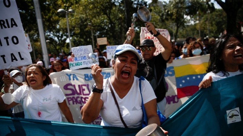 Maduro ne baissera pas les impôts pour son budget "hypertrophié": les experts