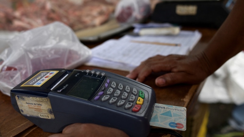 Pour les Vénézuéliens, les cartes de crédit qui étaient autrefois des bouées de sauvetage sont désormais "inutiles" en raison de l'inflation