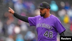 Le lanceur partant des Rockies du Colorado Germán Márquez (48 ans) fait des gestes après avoir clôturé les Royals de Kansas City lors de la quatrième manche au Las Vegas Ballpark le 19 mars 2023. Stephen R. Sylvanie-USA TODAY Sports