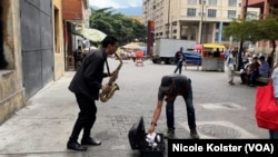 Le saxophoniste Jesús Jiménez égaye les rues de Caracas, au Venezuela, et les passants lui donnent des pourboires. "Nous sommes dans une situation économique dans laquelle nous devons nous déplacer, toujours être conscient de l'argent".