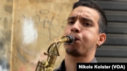 Jesús Jiménez est un saxophoniste itinérant de 23 ans qui arpente les rues de Caracas pour trouver son gagne-pain.