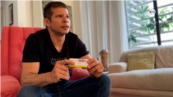 Alexander Hernández, fondateur de Parkinson Caracas, dans une interview avec Voice of America.