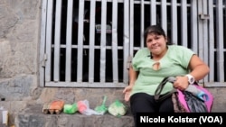 Virmania Cáceres montre ce qui est acheté avec le salaire d'un enseignant au Venezuela