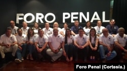 L'équipe d'avocats, directeurs, coordinateurs et militants de l'ONG vénézuélienne Foro Penal pose dans un dossier photo envoyé à VOA par courtoisie.