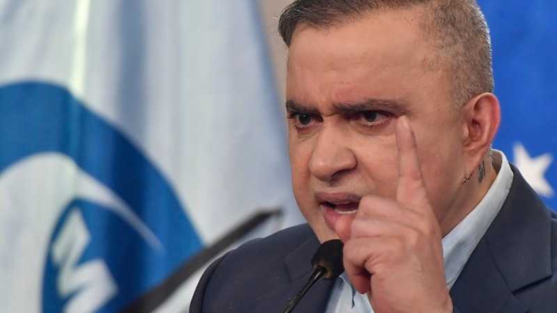 Ils présentent 13 autres personnes accusées de corruption au Venezuela