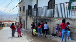 Plusieurs personnes font la queue devant une église pour une consultation médicale gratuite.  Environ 6,5 millions de personnes souffrent de la faim au Venezuela, selon un rapport de l'ONU publié en janvier. [Foto: Nicole Kolster]